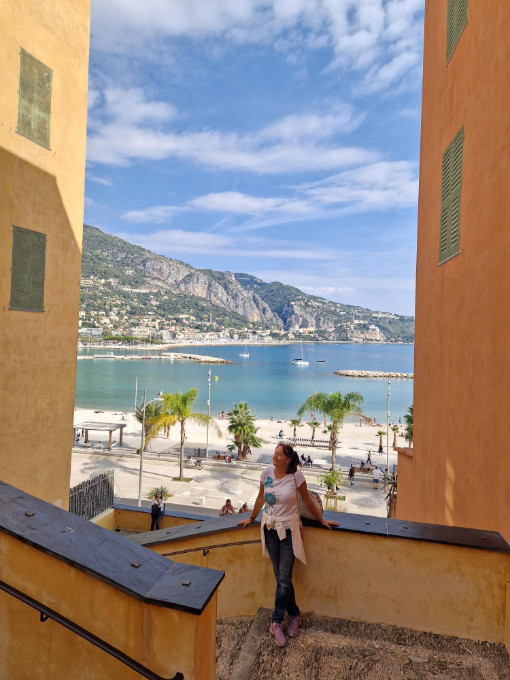 Menton šarene fasade i pogled na more na Azurnoj obali